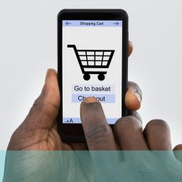 Bild des mobilen Geräts und des Warenkorbs im elektronischen Handel