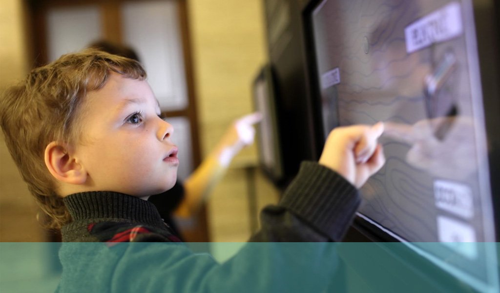 Kind interagiert mit Bildschirm