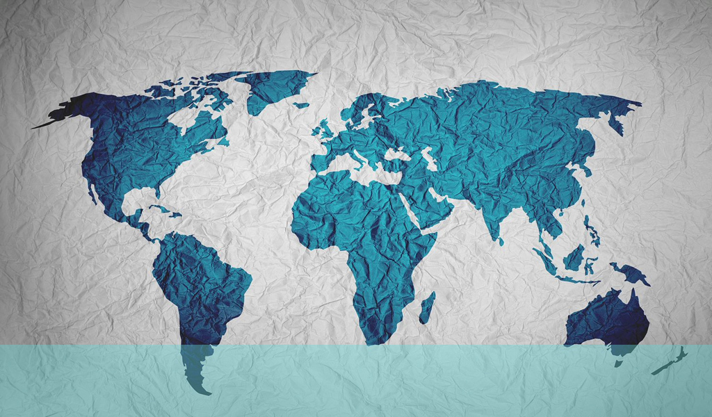 Abbildung der Weltkarte, offenbar auf einem zerknitterten Blatt