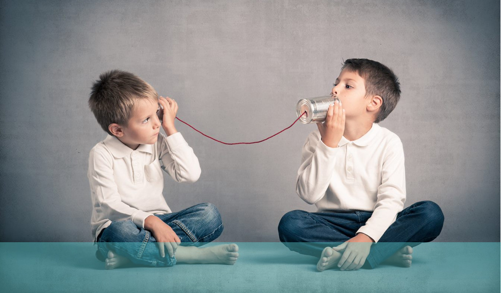 Imagen de dos niños utilizando un teléfono de lata y cuerda para hablar