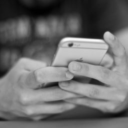 imagem em preto e branco do homem segurando um telefone