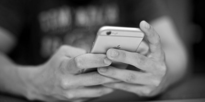imagen en blanco y negro de un hombre sosteniendo un teléfono