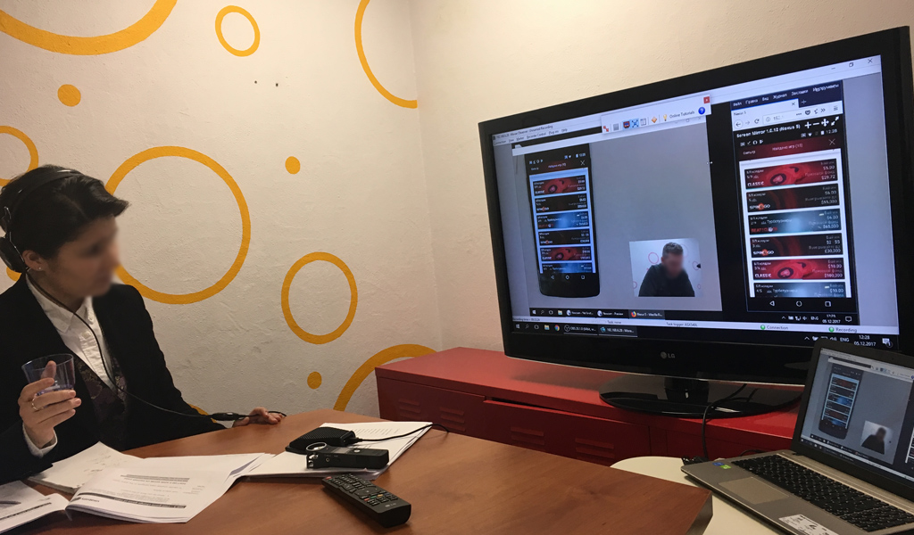 Imagem de um intérprete observando a pesquisa através de um monitor