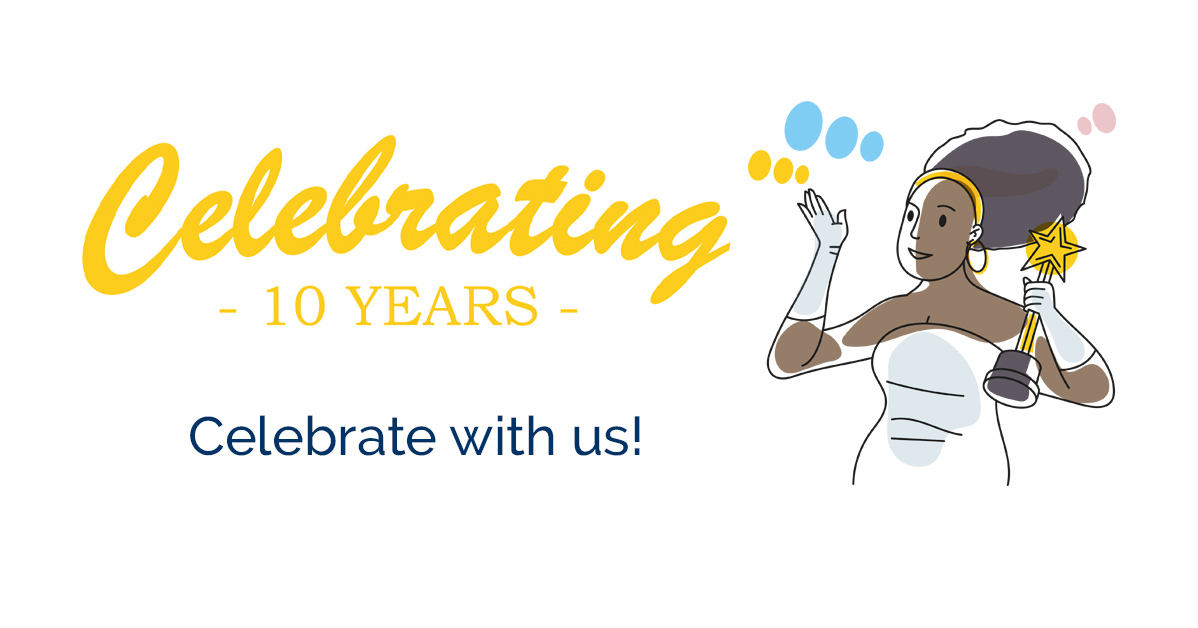 庆祝10周年和与我们一起庆祝的字样，以及一位女士手持奖项的插图。