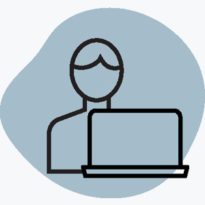 ilustración de una persona retratada a bolígrafo sentada detrás de un ordenador portátil