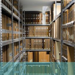 ファイルやフォルダーが積まれた書庫や棚がある大きなファイリング・ルームの写真